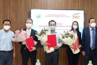 Lãnh đạo tỉnh Long An trao giấy chứng nhận đăng ký đầu tư cho các doanh nghiệp đầu tư vào khu công nghiệp của tỉnh trong tháng 11 năm 2021