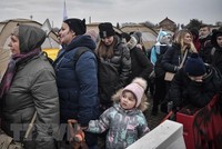 Người tị nạn Ukraine sơ tán sang Medyka, miền Đông Ba Lan ngày 9/3/2022. (Ảnh: AFP/TTXVN) 