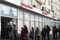 Người Nga xếp hàng rút tiền tại ngân hàng sau khi có tin về các lệnh trừng phạt. Ảnh: Theislander