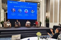 Sáng lập Tiệm giặt là người điếc Lương Thị Kiều Thúy (bìa trái) và người phiên dịch ngôn ngữ ký hiệu (bìa phải).