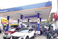 Giá xăng tăng lên mức cao nhất từ trước đến nay, tác động mạnh đến hoạt động sản xuất, kinh doanh của nhiều doanh nghiệp cũng như đời sống người dân. Ảnh: Đức Thanh