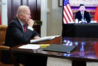 Tổng thống Mỹ Joe Biden trao đổi với Chủ tịch Trung Quốc Tập Cận Bình tại Hội nghị thượng đỉnh trực tuyến vào tháng 11/2021. Ảnh: AFP