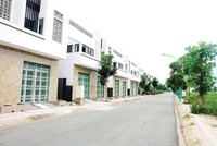 Những dãy nhà phố vắng vẻ là hình ảnh không hiếm tại nhiều khu đô thị ở Long An. Ảnh: Việt Dũng 