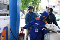 Ủy ban Thường vụ Quốc hội đồng ý giảm thuế xăng, dầu theo đề xuất của Chính phủ.