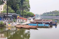 Trong khi cơ quan chức năng còn “tranh cãi”, thì thuyền của doanh nghiệp vẫn chưa thể xuất bến.