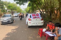 Băng rôn bán đất được treo bất cứ đâu ở Bình Phước. Ảnh: Lê Toàn