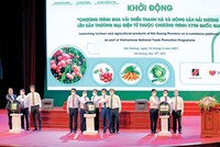 Các đại biểu nhấn nút kết nối thông tin trực tuyến với thương gia trong nước và quốc tế tại Hội nghị Xúc tiến tiêu thụ vải thiều Thanh Hà và nông sản tiêu biểu tỉnh Hải Dương năm 2021. Ảnh: Thành Chung