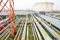 Hệ thống đường dẫn dầu và bồn chứa của nhà máy lọc dầu Essar Oil gần thành phố Jamnagar, Ấn Độ. Ảnh: AFP