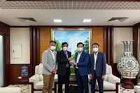 Ông Phạm Xuân Thăng, Bí thư Tỉnh ủy Hải Dương tặng quà lưu niệm cho ông Chu Kuang Pei, Phó chủ tịch HĐQT Công ty TNHH Sinotech. Ảnh: TD