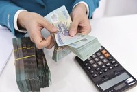 Cầu vốn tăng cao khiến các ngân hàng điều chỉnh lãi suất tiền gửi tiết kiệm tăng 0,3-0,2%.