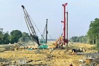 Thi công Dự án cao tốc Diễn Châu - Bãi Vọt. Ảnh: A.M