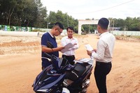 Nhà đầu tư đi xem đất tại Bình Phước. Ảnh: Trọng Tín