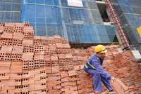 Giá nhiều loại vật liệu xây dựng như gạch, cát, xi-măng... tăng phi mã thời gian qua. Ảnh: Dũng Minh