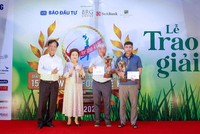 Chủ tịch Giải golf từ thiện thường niên Vì trẻ em Việt Nam Võ Hồng Phúc (bìa trái) và Madame Nguyễn Thị Nga, Chủ tịch Tập đoàn BRG chúc mừng các tay golf có thành tích tốt tại giải đấu lần thứ 15.