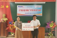 Nhà báo Hoàng Kim Thủy, Trưởng Văn phòng Đại diện Báo Đầu tư tại khu vực miền Trung - Tây Nguyên trao học bổng cho các học sinh có hoàn cảnh khó khăn, vượt khó vươn lên trong học tập.