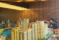 Người dân khó tiếp cận vì giá nhà đã neo cao. Ảnh: Lê Toàn