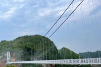 Cầu kính Bạch Long có tổng chiều dài 632m, với phần bắc qua vách núi 290m, trên vách đá 342m.