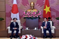 Chủ tịch Quốc hội Vương Đình Huệ (bên phải) tiếp Thủ tướng Nhật Bản, Chủ tịch Liên minh nghị sĩ hữu nghị Nhật - Việt Kishida Fumio.