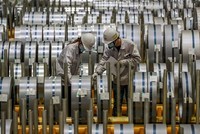 Công nhân kiểm tra sản phẩm nhôm cuộn bên trong một nhà máy ở thành phố Vũ Hán, tỉnh Hồ Bắc, Trung Quốc. Ảnh: AFP
