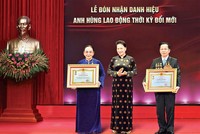 Chủ tịch Quốc hội Nguyễn Thị Kim Ngân trao danh hiệu Anh hùng Lao động thời kỳ đổi mới cho ông Lê Văn Kiểm và bà Trần Cẩm Nhung (năm 2020).