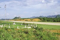 Đường cất hạ cánh bằng ván thép không sử dụng từ nhiều năm nay tại sân bay Nà Sản.