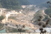 Chân đập hồ thủy điện Thượng Kon Tum. Ảnh: P.V