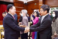 Chủ tịch Quốc hội Vương Đình Huệ (bên trái) gặp gỡ người Việt Nam tại Lào.