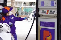 Giá xăng liên tục tăng mạnh gây tác động dây chuyền lên cước vận tải, chi phí sản xuất, logisitics, giá cả hàng hóa, nguyên vật liệu…