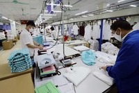 Các doanh nghiệp Việt đang nỗ lực đầu tư để khai thác cơ hội từ thị trường Mỹ. Trong ảnh: Dây chuyền sản xuất hàng xuất khẩu của May 10. Ảnh: Đ.Thanh