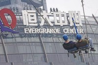 Bom nợ TPDN 300 tỷ USD của Evergrande (Trung Quốc) phát nổ năm 2021 gây rúng động thị trường tài chính toàn cầu. Ảnh: EPA