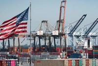 Bãi xếp container tại cảng Los Angeles, Mỹ. Ảnh: AFP