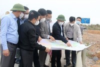 Bí thư Tỉnh ủy Quảng Ninh Nguyễn Xuân Ký (mặc áo khoác đen, đội mũ) cùng đoàn công tác khảo sát đầu tư đường tỉnh lộ 342 từ TP.Hạ Long qua Ba Chẽ nối đến tỉnh Lạng Sơn