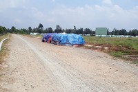 Nhiều dự án đất nền còn chưa hoàn thiện hạ tầng. Ảnh: Việt Dũng