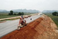 Thi công lớp cấp phối đá dăm tại Dự án cao tốc Bắc - Nam, đoạn Mai Sơn - Quốc lộ 45.