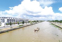 Phát triển đô thị là một trong những trụ cột được Hậu Giang tập trung thu hút đầu tư. Trong ảnh: Khu đô thị mới hình thành trên bờ kênh xáng Xà No (TP. Vị Thanh, Hậu Giang)