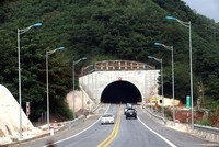 Hầm xuyên núi dài 530m trên tuyến cao tốc Nội Bài-Lào Cai, tại địa phận giáp ranh giữa Yên Bái và Lào Cai. (Ảnh: Huy Hùng/TTXVN)