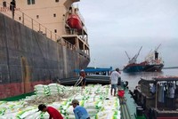 Tuyến vận tải thủy xuyên biên giới Việt Nam – Campuchia đã bước sang năm thứ 12 khai thác và là hành lang vận tải hữu hiệu nối ASEAN và khu vực. (Ảnh: Nguyễn Quốc Dũng).