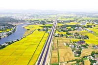 Tuyến Quốc lộ 19 mới nối Bình Định với các tỉnh Tây Nguyên, giúp các địa phương này tiến gần tới giấc mơ xuyên Á. Ảnh: Nguyễn Dũng 