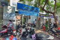 Cơ quan công an khám xét CDC Khánh Hòa sáng ngày 17/6. Ảnh: Trần Hải