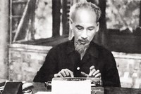 Chiếc máy chữ luôn gắn liền với công việc làm báo của Chủ tịch Hồ Chí Minh. Ảnh: TTXVN