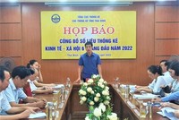 Ông Tăng Bá Phúc, Cục trưởng Cục Thống kê Thái Bình thông tin tại buổi họp báo