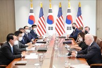 Tổng thống Hàn Quốc Yoon Suk-yeol (trái) và Tổng thống Mỹ Joe Biden (phải) trong cuộc hội đàm tại Seoul, ngày 21/5/2022. Ảnh: YONHAP/TTXVN