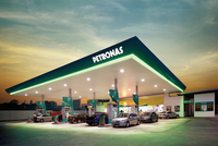 Giá xăng RON 95 tại Malaysia vào đầu tháng 6/2022 chỉ ở mức 13.000 đồng/lít nhờ sự trợ giá của chính phủ.