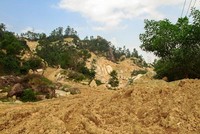 Núi Hòn Chà vẫn đang xảy ra tình trạng khai thác khoáng sản trái phép. Ảnh: N.T