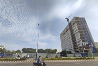 Nằm ngay 2 mặt tiền đường, nhưng nhiều năm qua khu đất vẫn được quây tôn kín. Ảnh: N.T