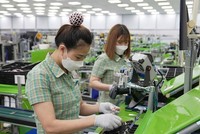 Nhân viên Samsung tại dây chuyền sản xuất