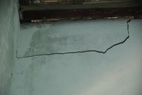 Người dân xã Tam Quang (Núi Thành, Quảng Nam) phản ánh, nhà cửa bị nứt toác do thi công Dự án sửa chữa, nâng cấp khu neo đậu tránh trú bão tàu cá An Hòa. Ảnh: Thanh Chung