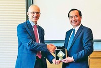 Ông Võ Văn Hưng, Chủ tịch UBND tỉnh Quảng Trị (bên phải) trong cuộc làm việc với ông Alessandro Gelmetti, Giám đốc điều hành Eni Việt Nam