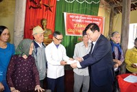 Doanh nhân Hoàng Ngọc Thảo trao quà cho người có hoàn cảnh khó khăn ở xã Minh Hòa (huyện Hưng Hà, Thái Bình)