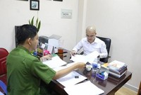 Nguyễn Thái Luyện (áo trắng) - CEO Công ty cổ phần địa ốc Alibaba tại cơ quan điều tra